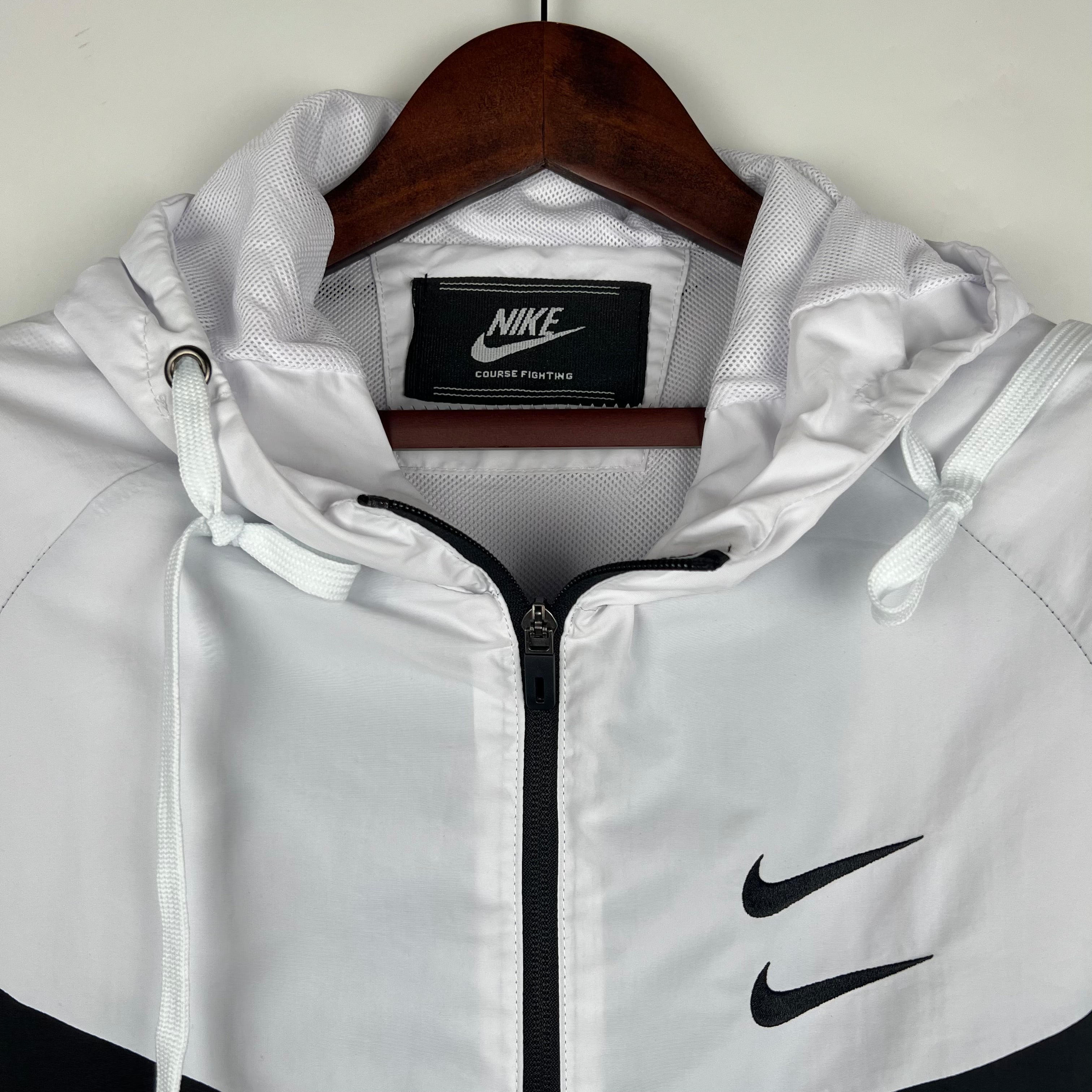 Corta Vento Nike Preto e Branco Double Swoosh