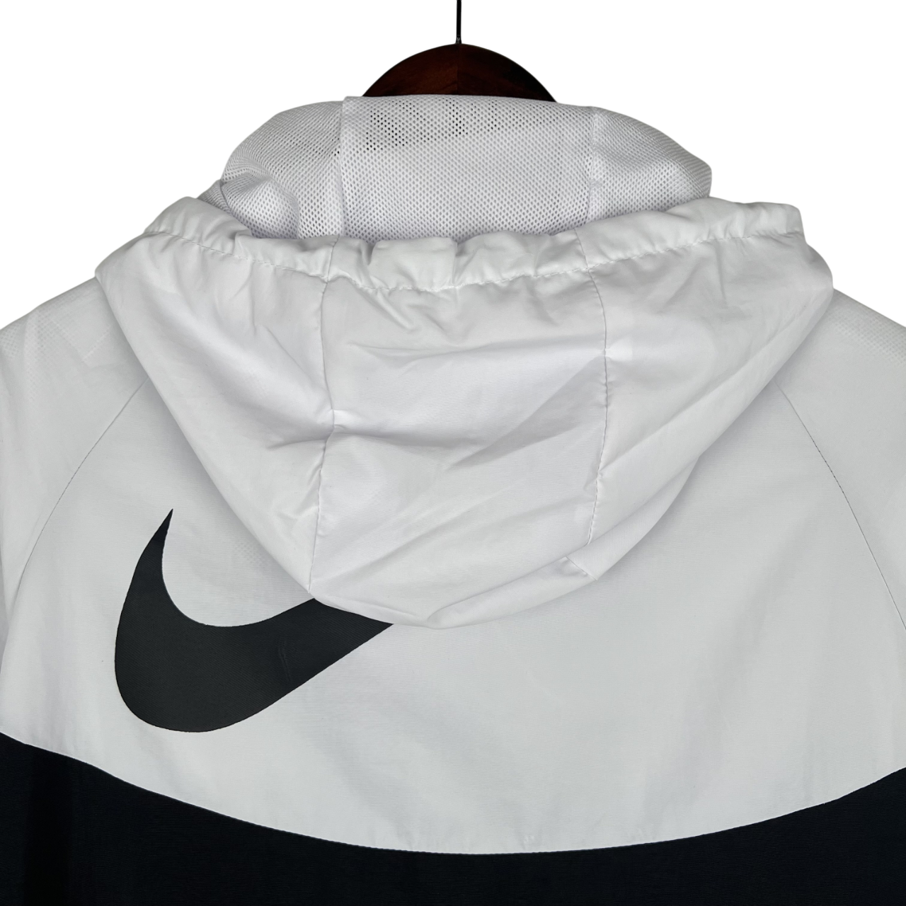 Corta Vento Nike Preto e Branco Double Swoosh