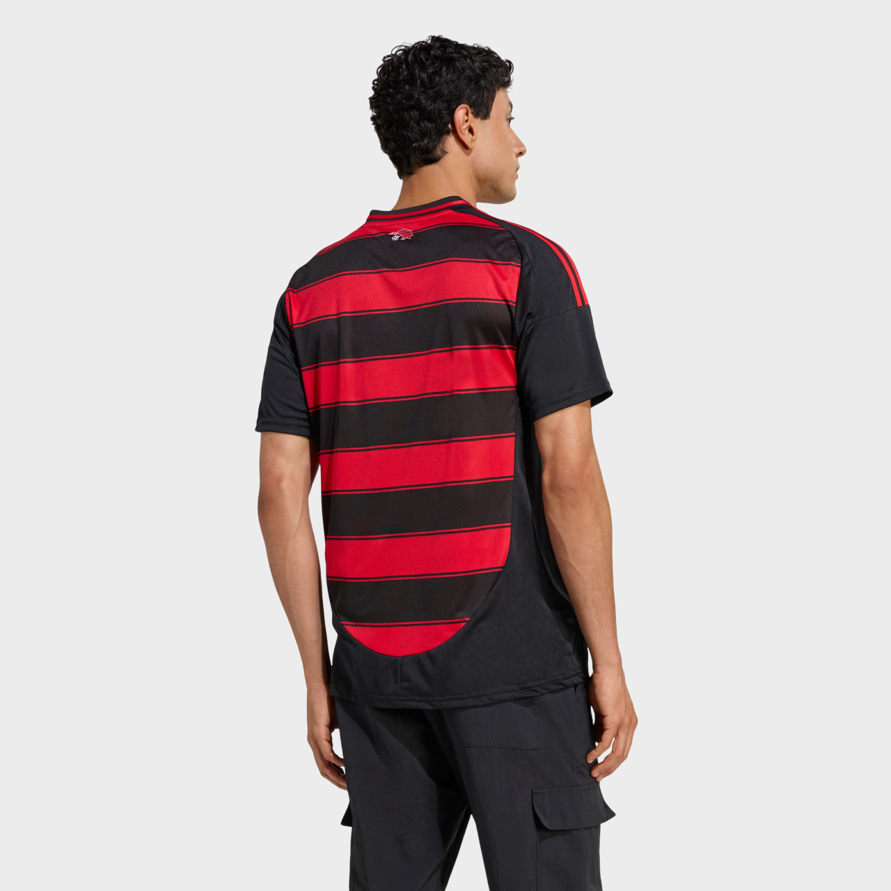 camisa-adidas-flamengo-i-25-26-oficial-masculina-modelo-torcedor-listras-rubro-negras-uniforme-titular-2025-2026-escudo-crf-bordado-gola-v-tecnologia-aeroready-camisa-flamengo-adidas-2025-26-manto-sagrado-rubro-negro-camisa-flamengo-nova-temporada-original-camisa-flamengo-gabigol-pedro-arrascaeta-bruno-henrique-gerson-camisa-do-mengao-adidas-nova-camisa-flamengo-colecao-25-26
